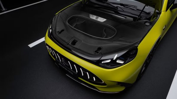 Германците от Mercedes-AMG искат да предложат автомобил, който се усеща като мощно спортно купе с V8, но е с изцяло електрическо задвижване. За целта колата разполага с персонализиран звук на двигателя и тактилна обратна връзка. Тук не става въпрос за просто пускане на MP3 файл с рев на истинско AMG. Автомобилът буквално оживява в ръцете ви, като системата дори симулира прекъсване на тягата при смяна на предавките. За озвучаването отговаря библиотека от 1600 звукови файла, които компютърът миксира в движение като личен диджей.

От Mercedes-AMG описват усещането като "трудно за обяснение, но изключително впечатляващо изживяване на живо". Идеята е да получите същото физическо усещане, каквото дава бензиновата кола, но в комбинация с всички предимства на електромобила. Разбира се, част от шофьорите никога няма да приемат изкуствения звук. И да, в цялата идея има нещо доста нелепо, но пък шофирането на мощен електромобил без никаква обратна връзка често оставя усещането за дигитална стерилност и скука.
